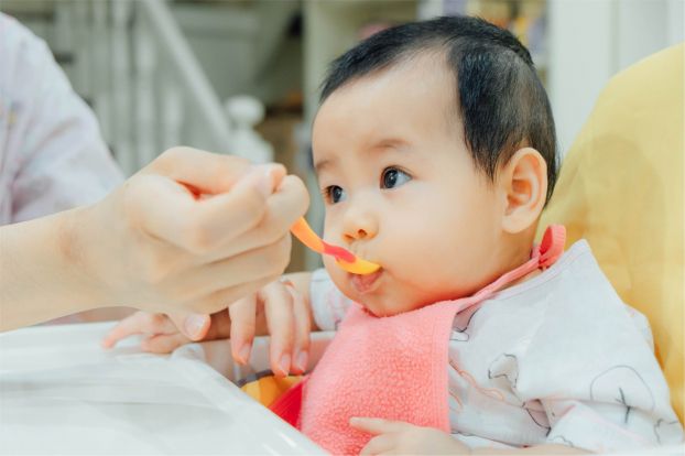 Khi trẻ được 4 - 6 tháng tuổi là có thể bắt đầu cho trẻ tập ăn dặm. Ảnh minh họa